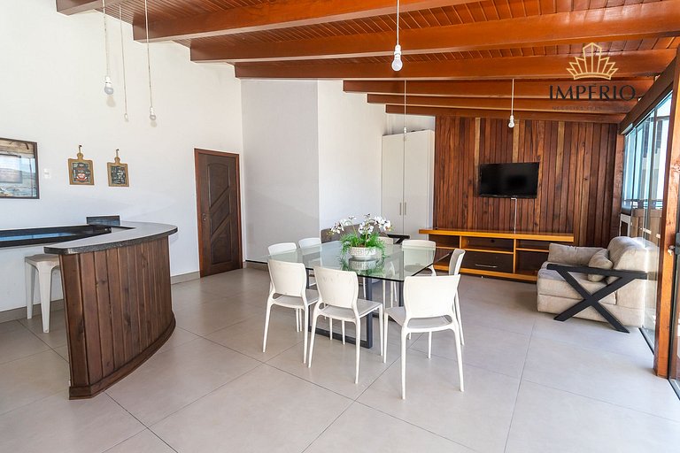 Ampla Cobertura com Piscina e Vista do Mar em Bombas